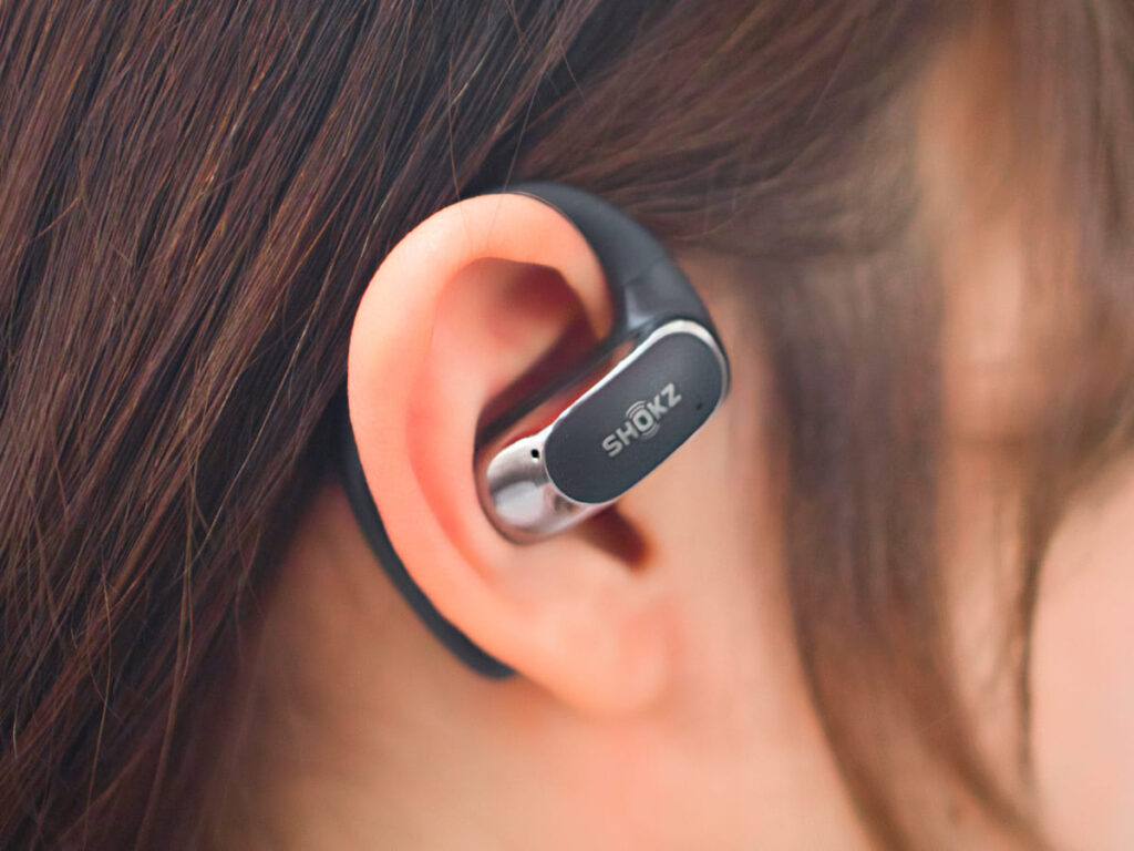 openfit air を耳に装着したときの写真