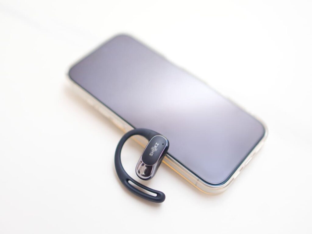 openfit air とスマホを並べたの写真