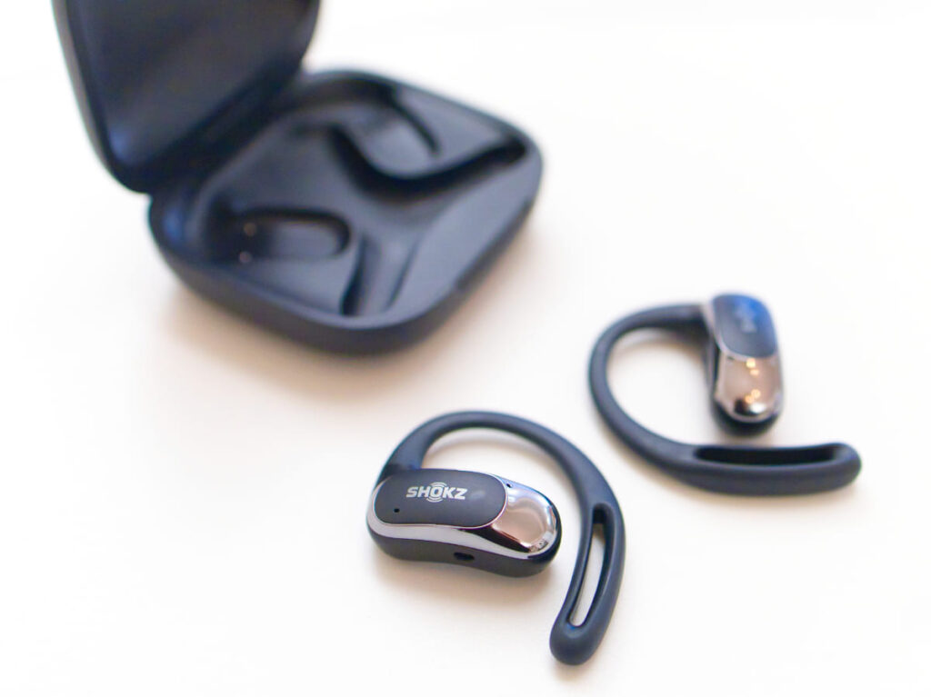 openfit air のケースからイヤホンを取り出し状態の写真